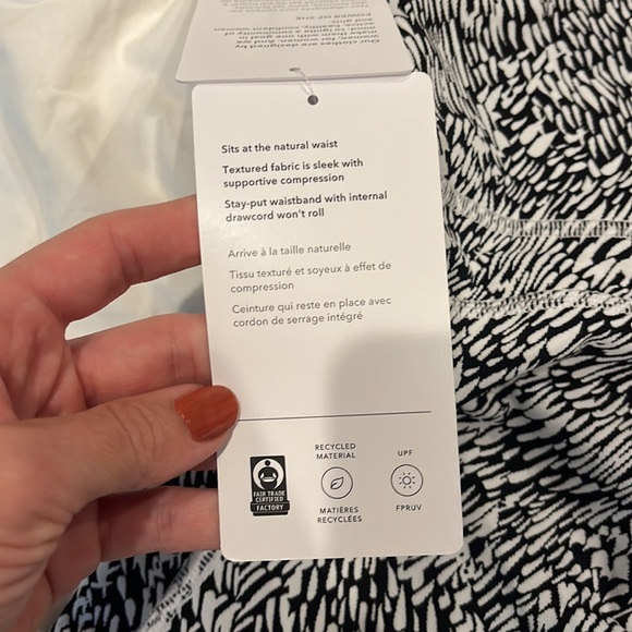 NWT Ultimate Stash Textured 7/8 Legging - Picture 6 of 6